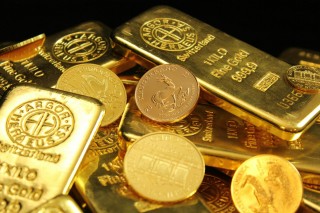 如何评估黄金投资的潜在风险？这些风险如何影响投资决策？