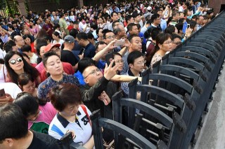 工人日报：多一分助力，就少一分压力(多一分坚持,少一分懒散,多一份努力,收一片耕耘)