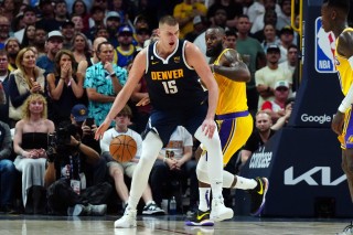 nba史上最变态的三双(女球迷掀起球衣庆祝梅西进球照片)