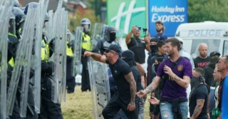 暴乱一周、779人被捕、 *** 此起彼伏，英国“裂开”了