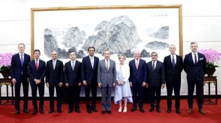 王毅集体会见美中贸易全国委员会董事会代表团