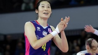 中国女排队长朱婷(中国女排队长朱婷在队内的最主要位置是)
