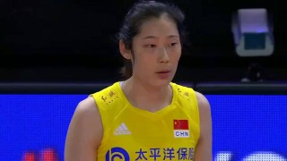 中国女排队长朱婷(中国女排队长朱婷在队内的最主要位置是)
