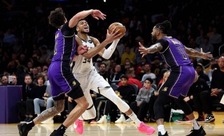 nba湖人vs雄鹿(nba湖人对雄鹿的比赛)