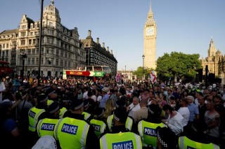 暴乱一周、779人被捕、 *** 此起彼伏，英国“裂开”了