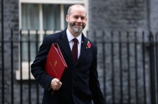 英国商业大臣承认预算案或阻企业 ***  穆迪称增加举债令财政前景堪忧