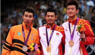 李宗伟给林丹颁奖(李宗伟给林丹颁奖视频)