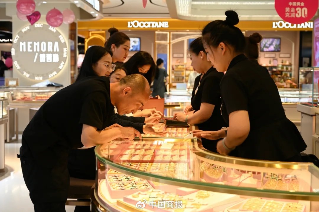 金价创两年多以来更大跌幅！北京多家金店大力度优惠，但买的人不多…  第1张