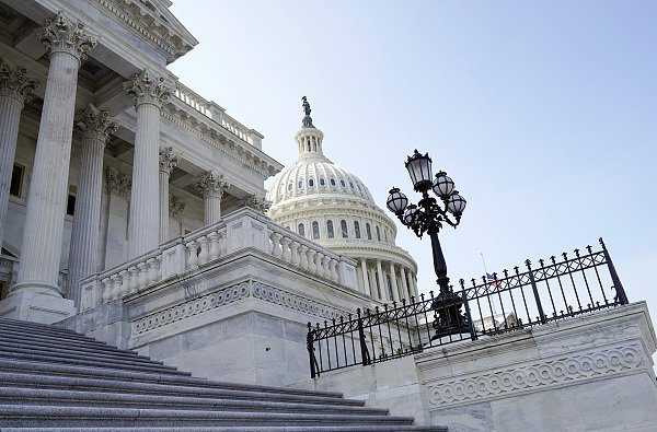 美国2024财年预算赤字预测上调27% 至约1.9万亿美元  第1张