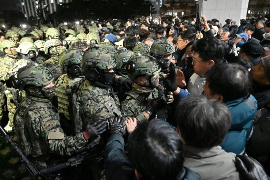 韩国紧急 *** 追踪：军管司令部发布一号令 韩军无视国会决议  第1张