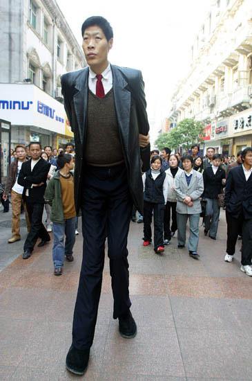 世界之一高人5米9的人(世界之一高人5米9的人是谁)  第2张