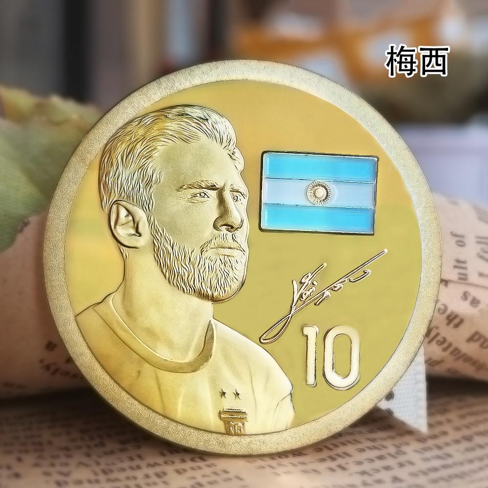 欧洲杯心形章(正版世界杯会徽胸针图片)  第1张