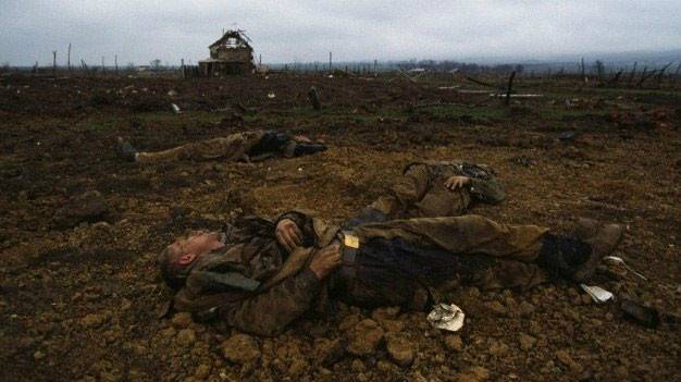 车臣活割俄罗斯士兵头图片(车臣割俄国士兵的头视频截图)  第1张